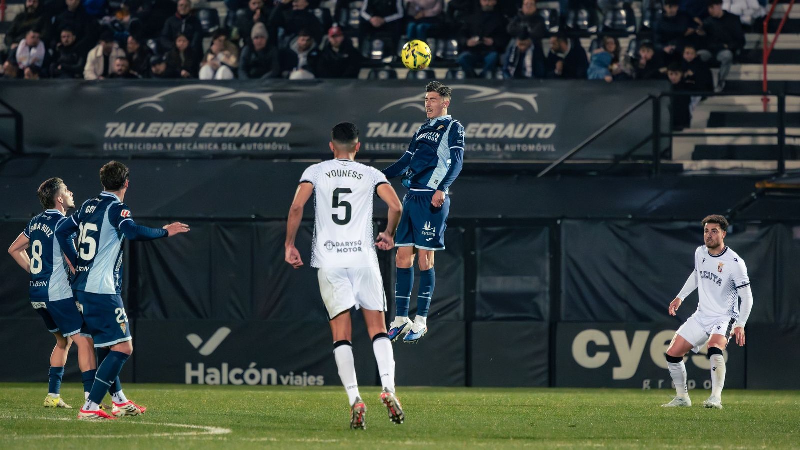 Requena cabecea el balón en un lance del Ceuta - Córdoba CF.