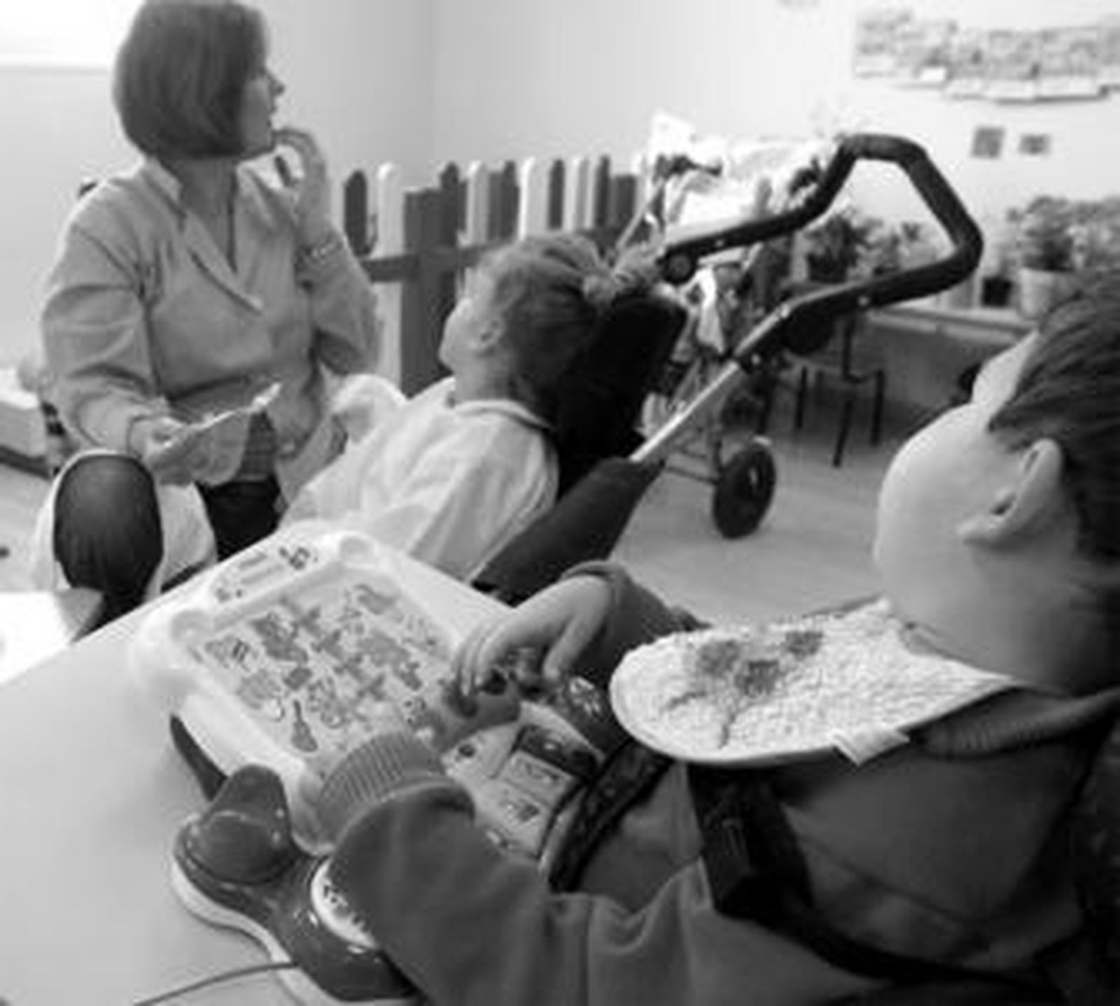 Dos pequeños alumnos de UPACE, a la hora de la comida, en una de las aulas del centro Infanta Cristina.