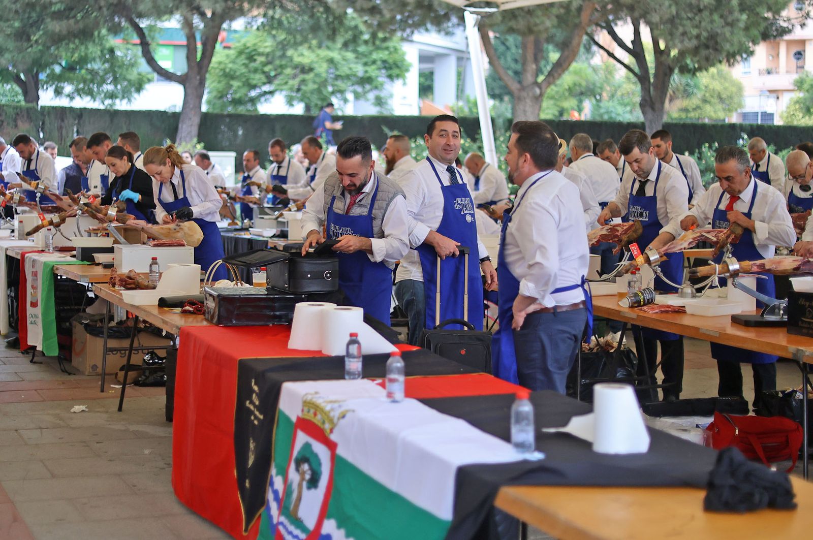 Huelva consigue el récord Guinness con el plato de jamón más grande del mundo, en imágenes
