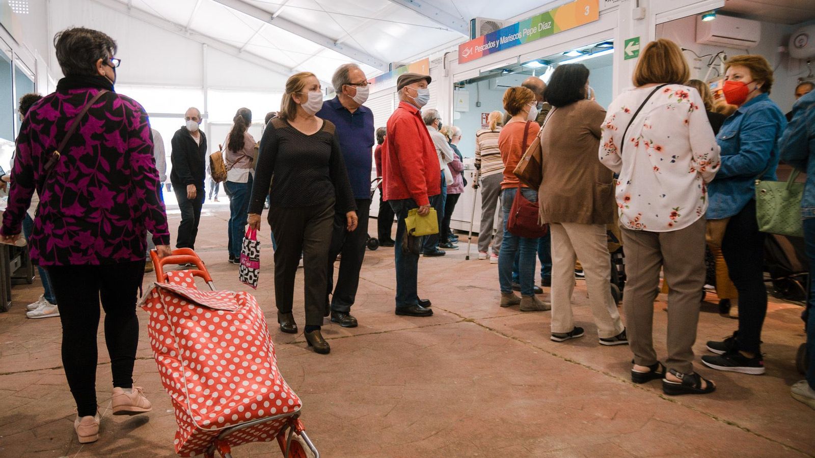 Un puesto de  pescado en el mercado  provisional de  Paco Toronjo