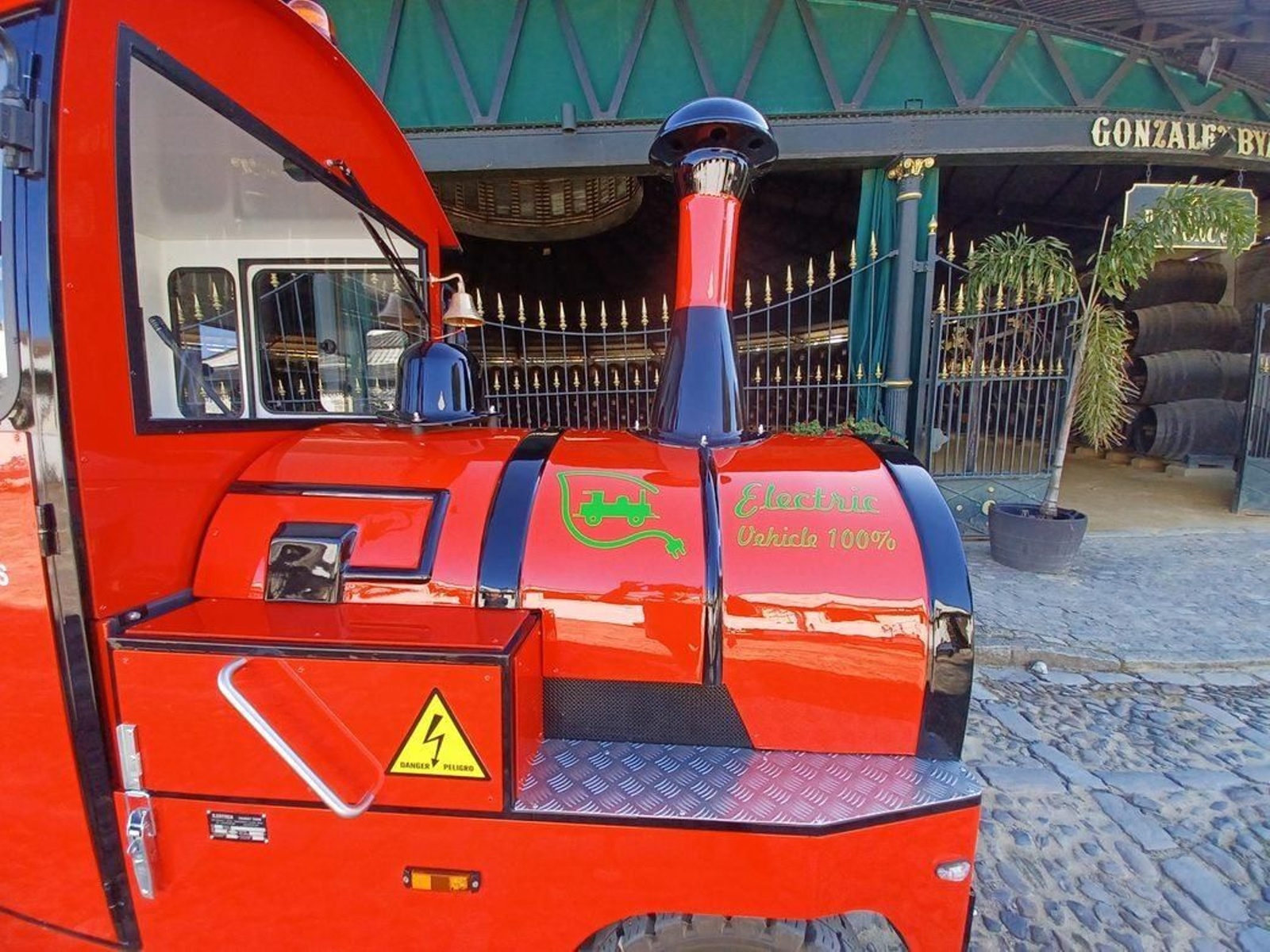 Locomotora del nuevo tren turístico 100% eléctrico de González Byass.