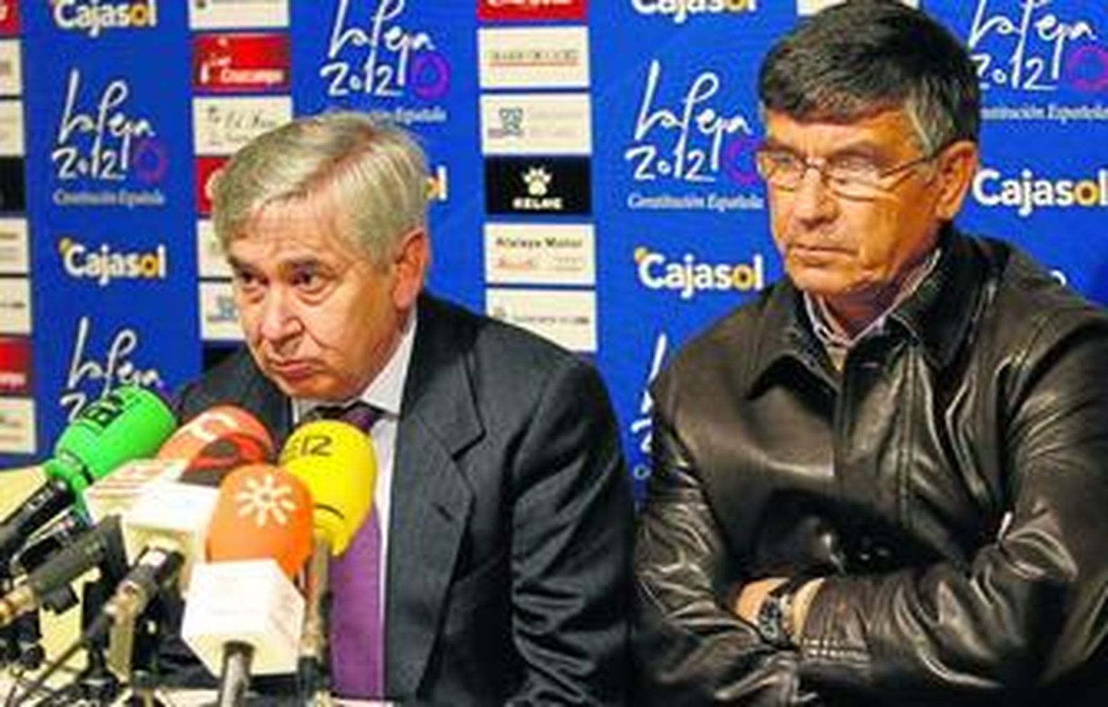 Antonio Muñoz (i) y Julio Fernández Peguero, ayer en la sala de prensa de El Rosal.
