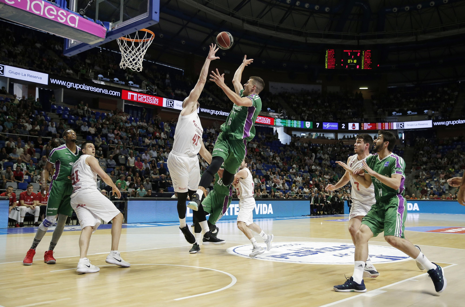 Nemanja Nedovic lanza a canasta.
