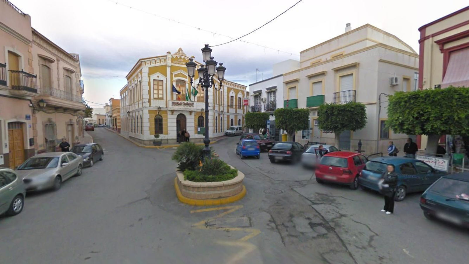 Plaza del Ayuntamiento de Pechina, donde han tenido lugar algunos disparos.
