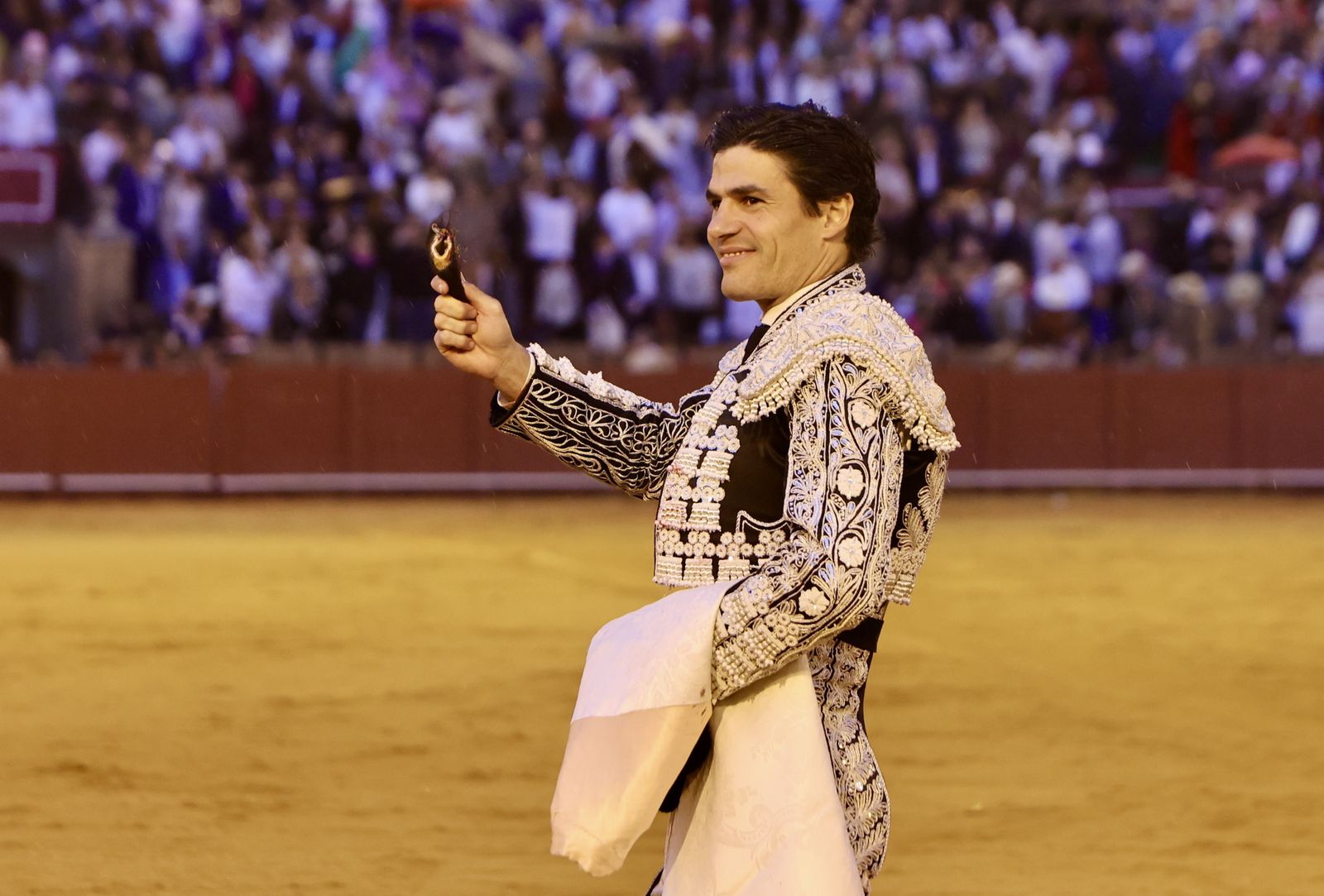 Las mejores imágenes de la corrida de toros de Juan Ortega, Roca Rey y Pablo Aguado