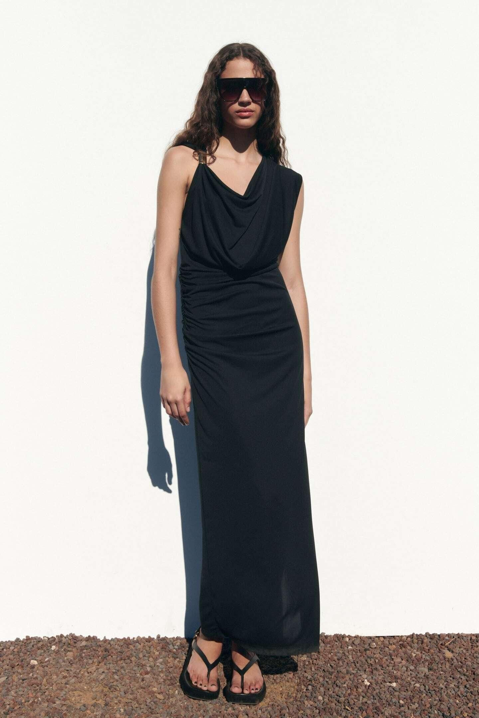 Vestido negro de Zara.