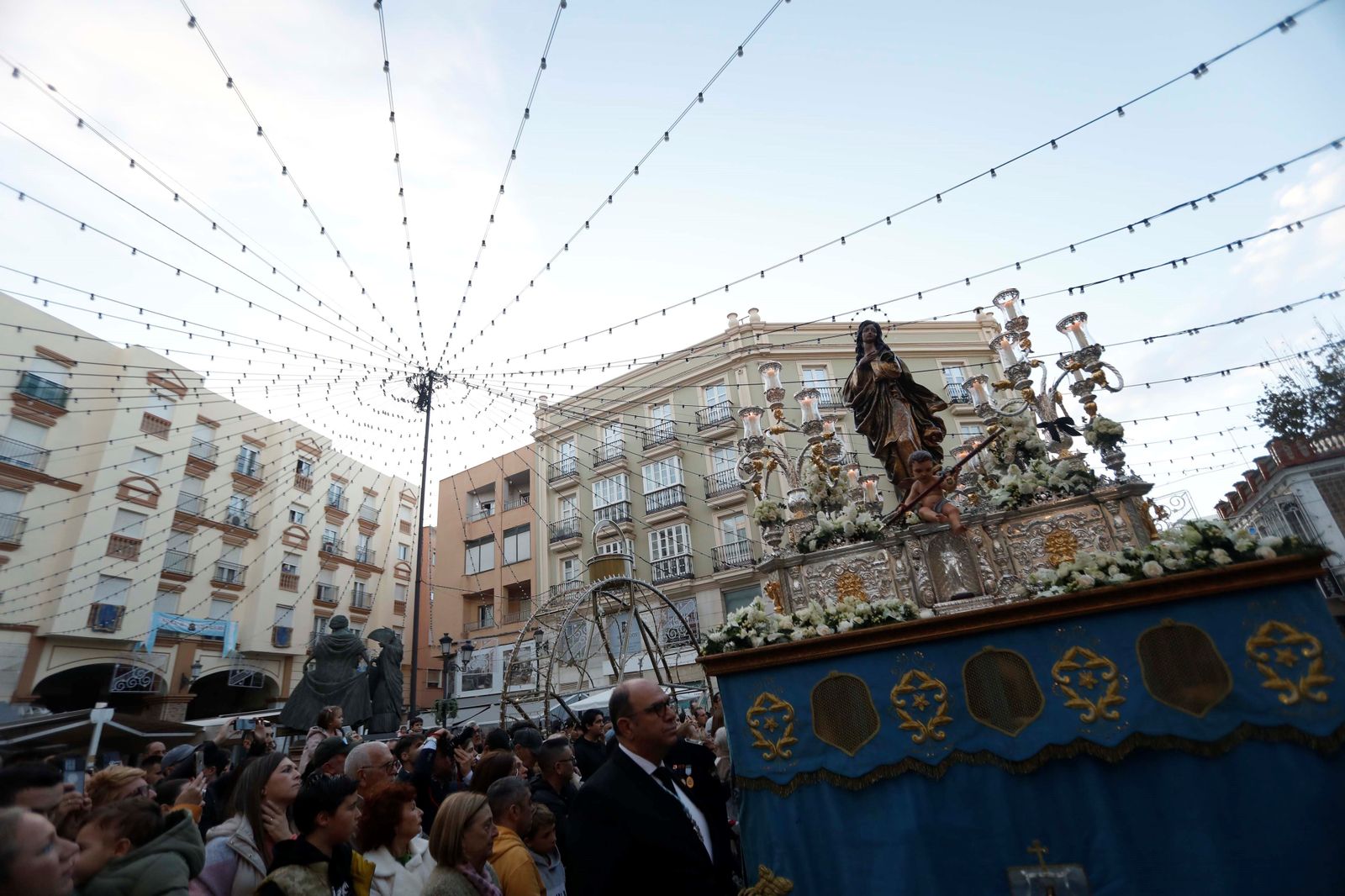 El paso con la Inmaculada Concepción inicia su recorrido por las calles de La Línea.
