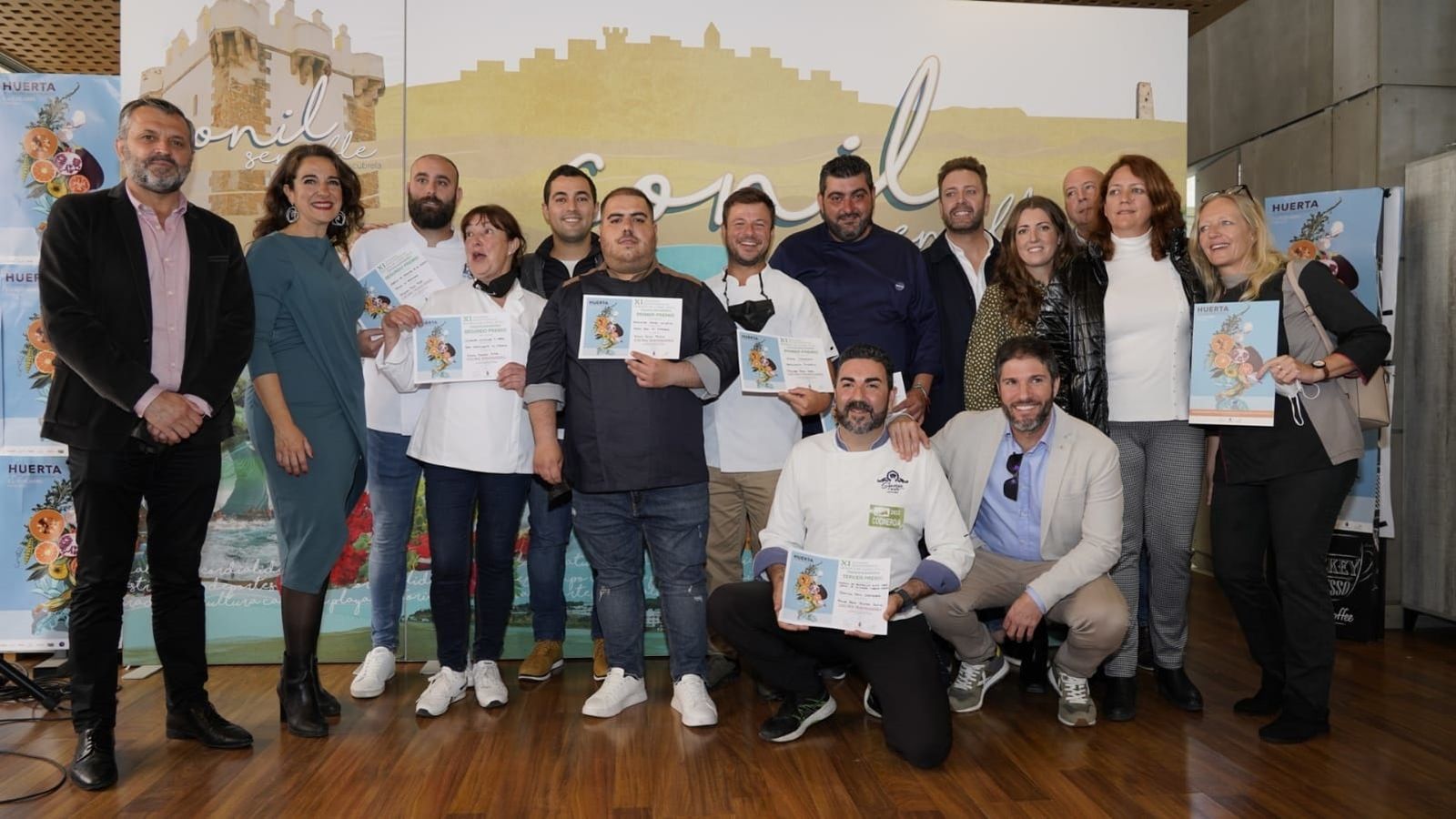 Los premiados junto a los organizadores se realizaron una foto de grupo para el recuerdo.