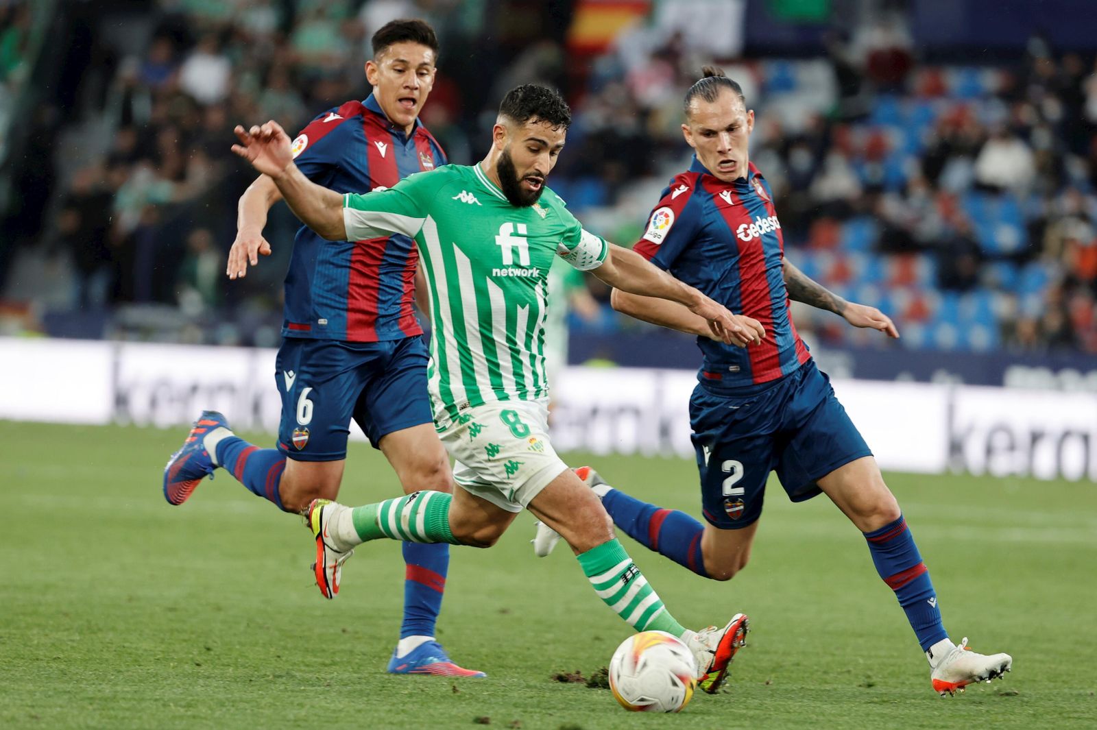 Fekir conduce la pelota ante Son y Duarte.