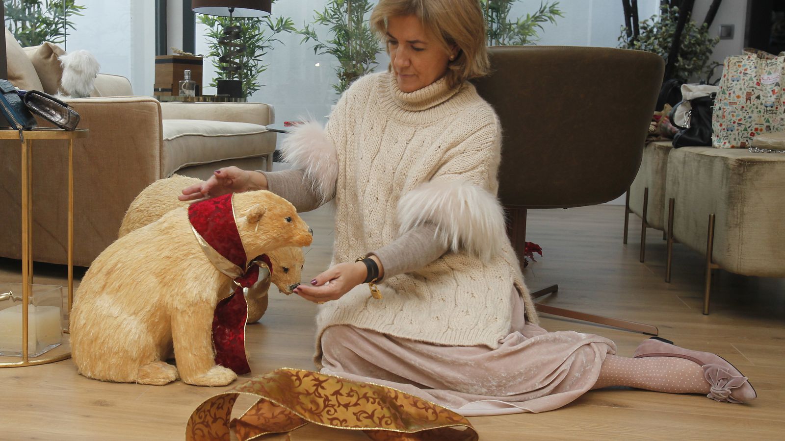 La empresaria Aurora Viu decora su tienda.