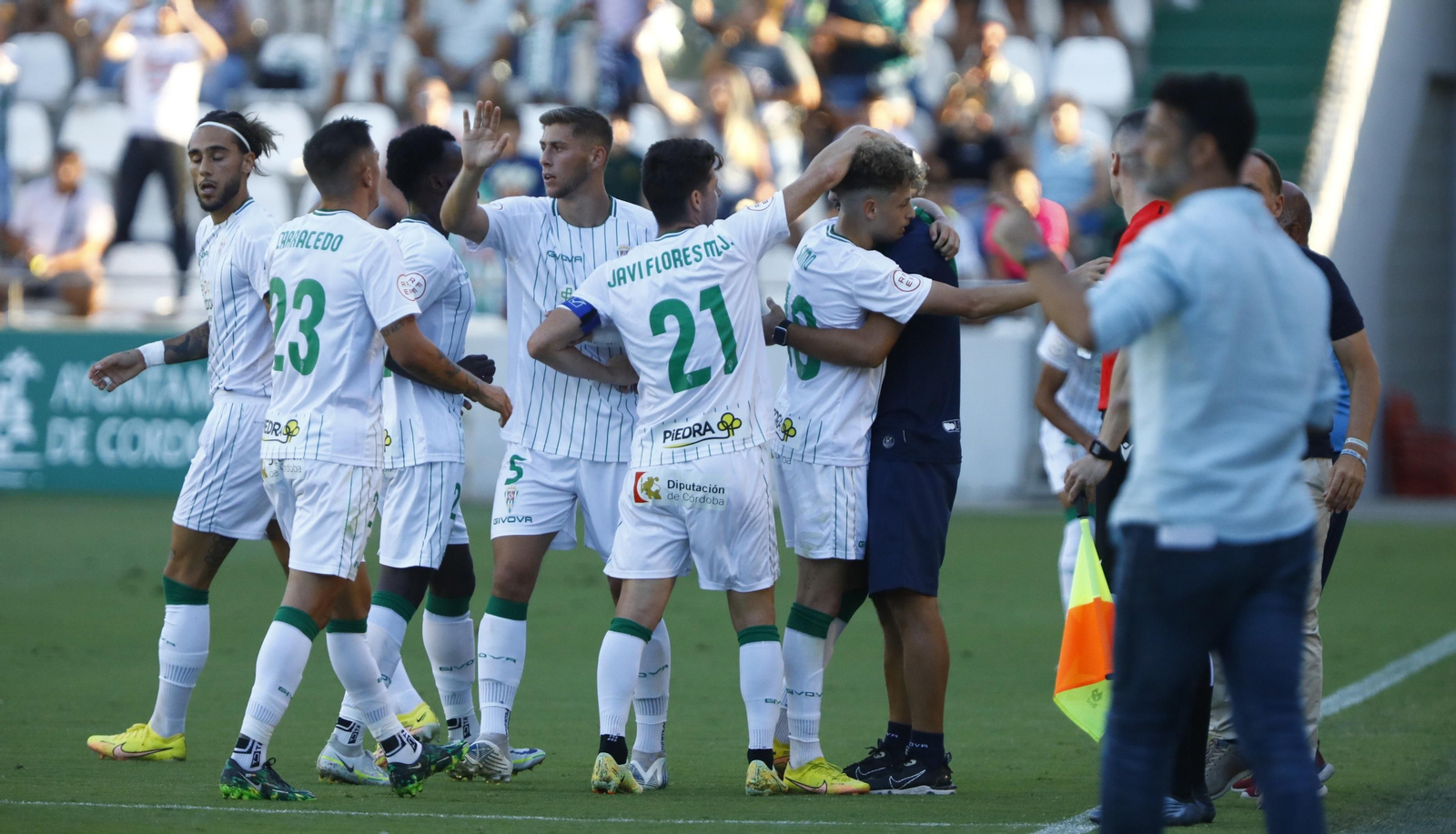 Simo celebra su tanto al Fuenlabrada junto a Óscar Ibáñez y sus compañeros.