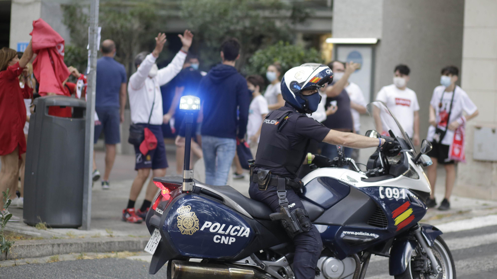 Mucha  presencia policial en el entorno del Sanchez Pizjuán  durante el derbi
