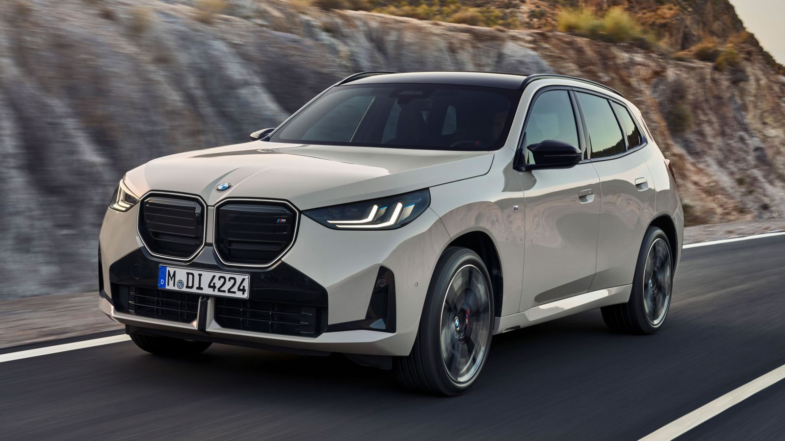 Es la parrilla, muy vertical, el elemento más imponente de este X3. En éste caso, se trata de la versión más potente a la venta, la M50 xDrive.