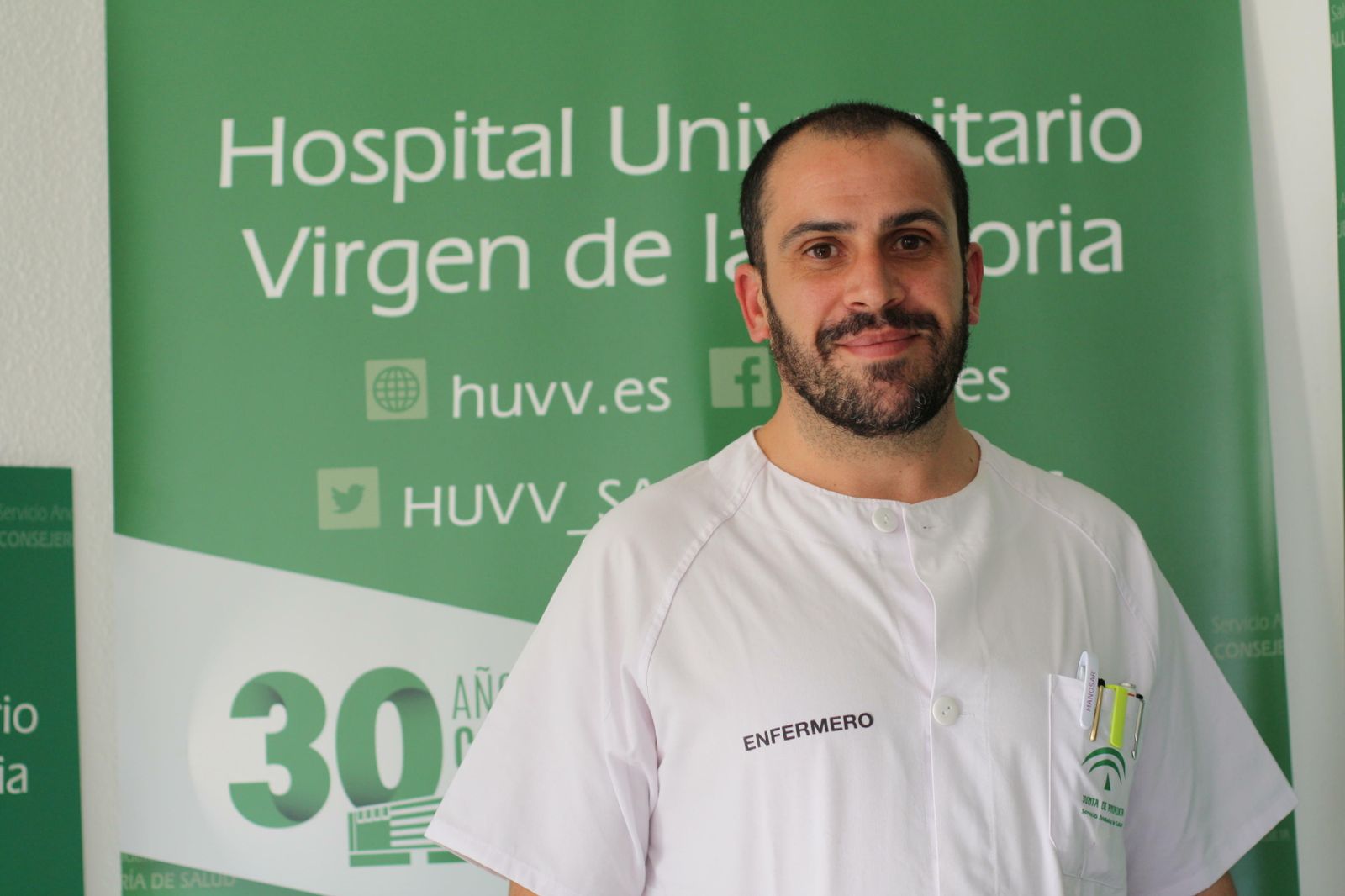 Bernal delante de un cartel que conmemora los 30 años del Hospital Clínico.