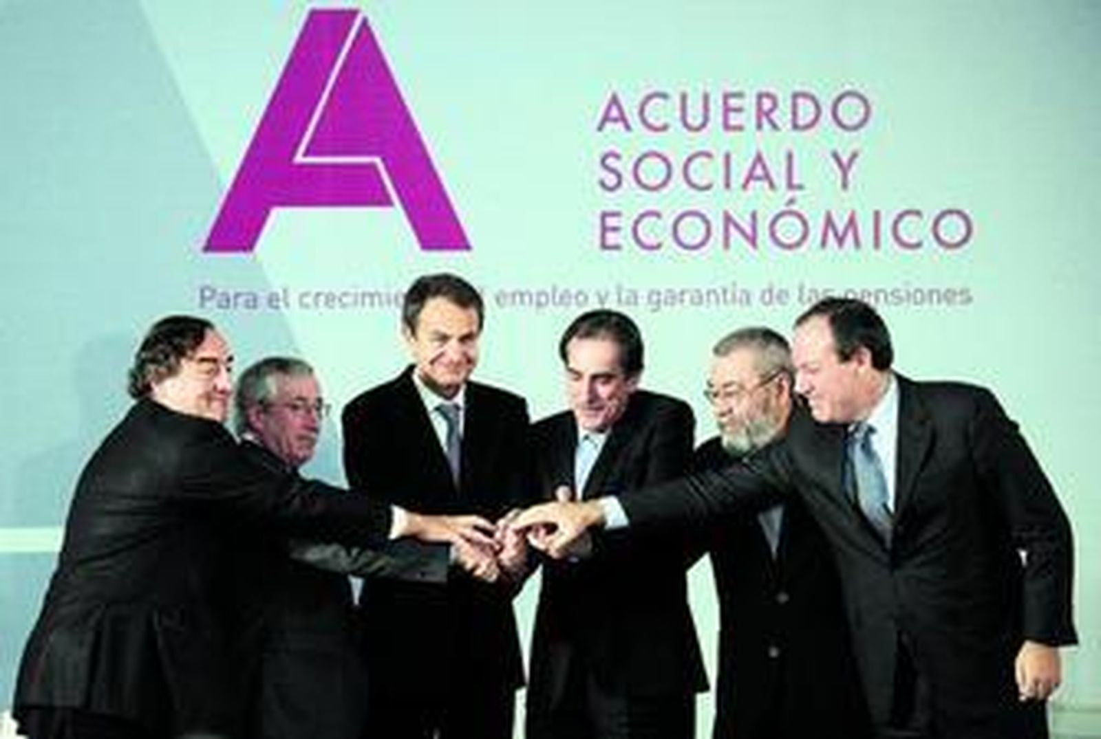 La esperada foto del pacto social de Zapatero