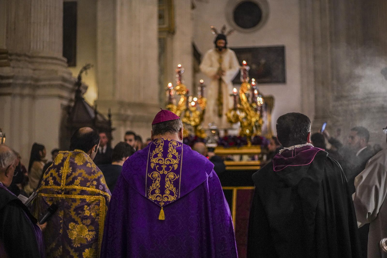 El vía crucis de las cofradías, en imágenes