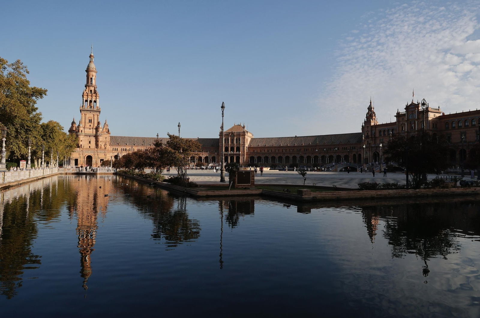 Vista parcial de la Plaza desde la zona sur. En el extremo opuesto se observa una de las torres.