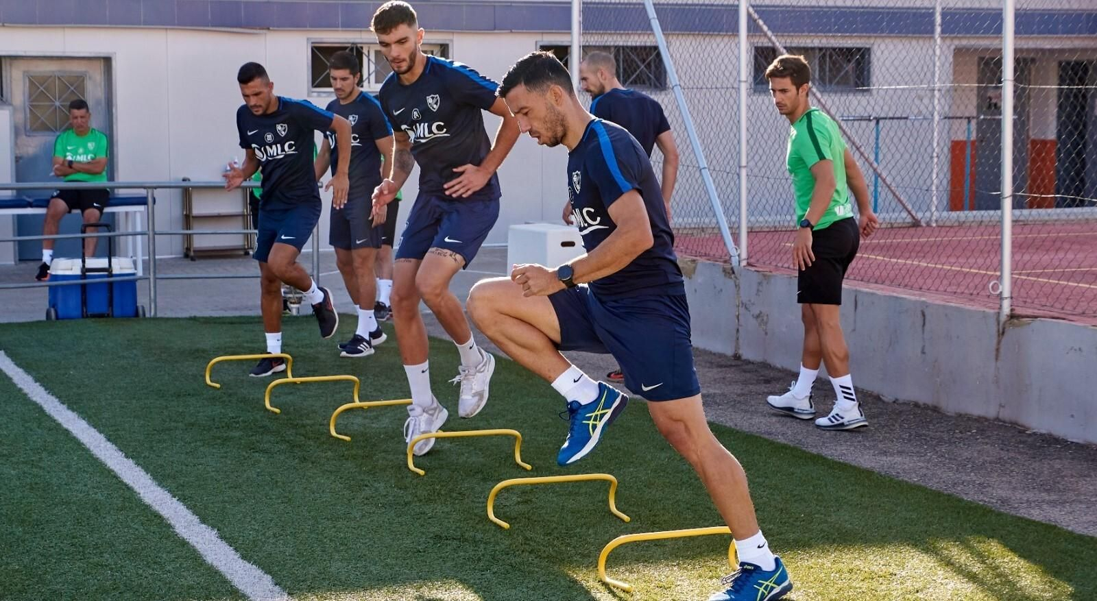 Hugo Díaz, en primer plano, en el test físico previo al inicio de los entrenamientos del Linares.