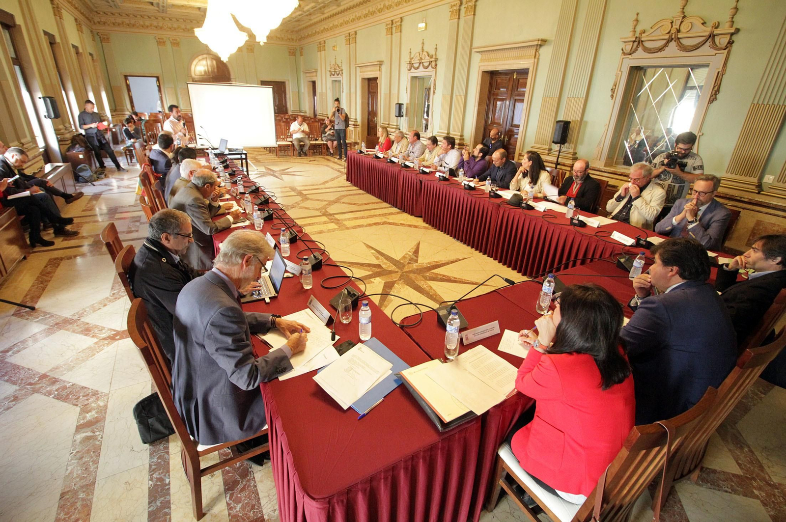 Imágenes de la Mesa de los Fosfoyesos celebrada en el ayuntamiento