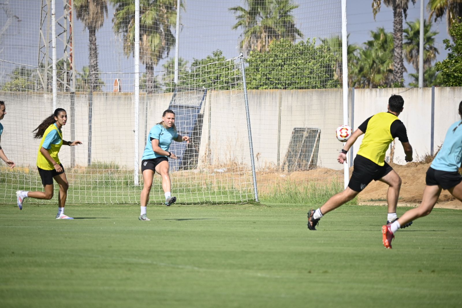 Entrenamiento del Sporting de Huelva a puertas abiertas, en imágenes