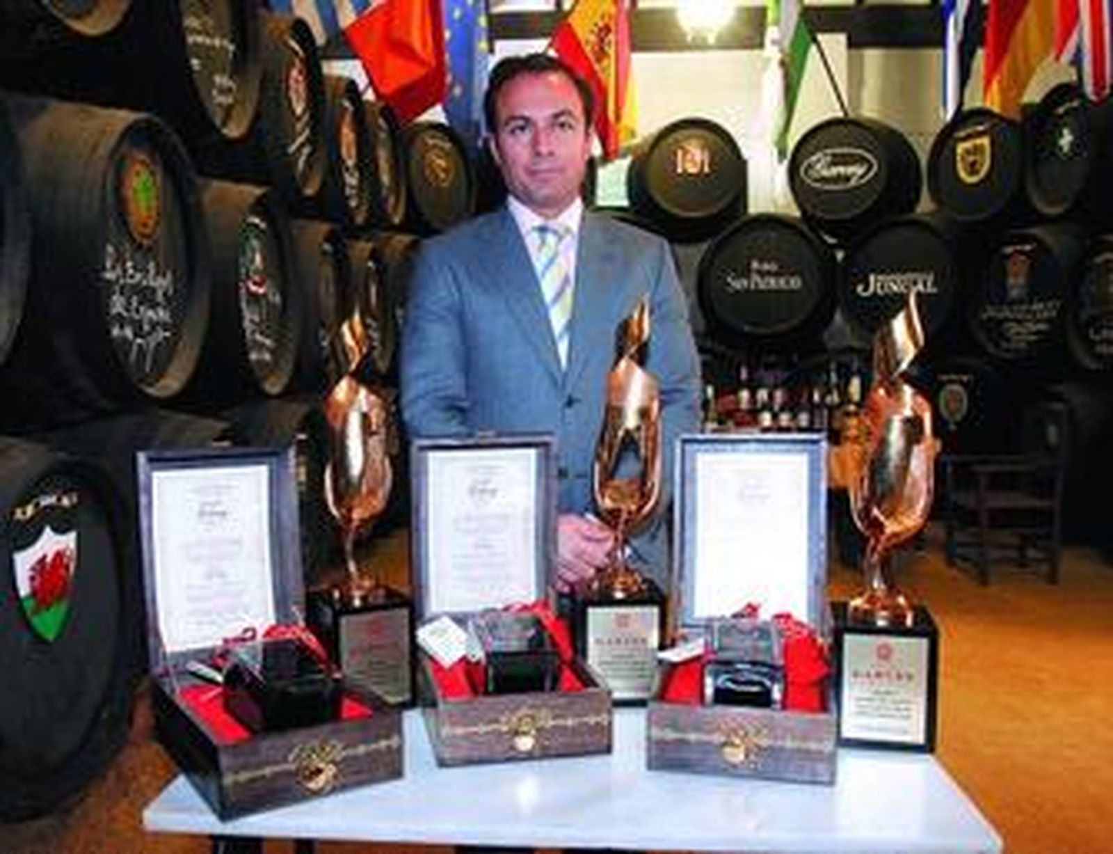 Rufino Romero, ante los galardones y tres botellas del brandy de lujo 'Conde de Garvey'.