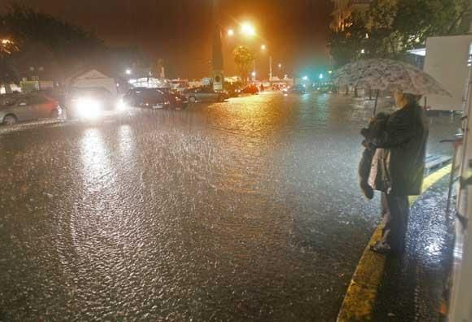Una tormenta inunda el casco histórico. La parte más afectada fue la Plaza de San Juan de Dios y Canalejas

Foto: Julio Gonzalez/Lourdes de Vicende/Joaquin Pino/Jose Braza
