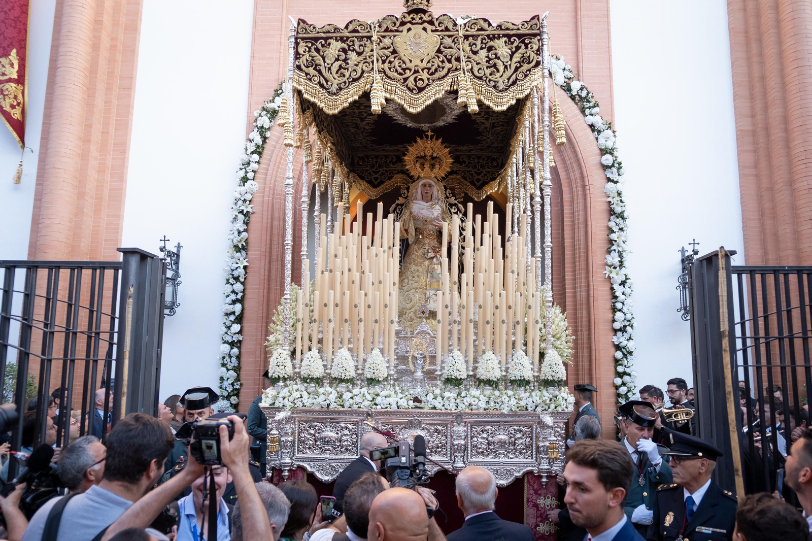 La procesión extraordinaria de la Virgen de los Dolores del Cerro del Águila, en imágenes