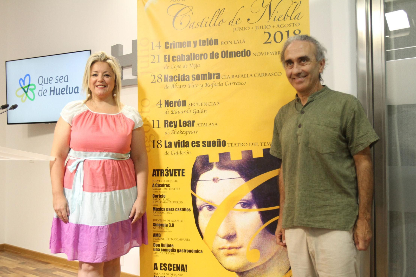 Lourdes Garrido y Ricardo Iniesta posan en la presentación de ayer en la Diputación de Huelva.