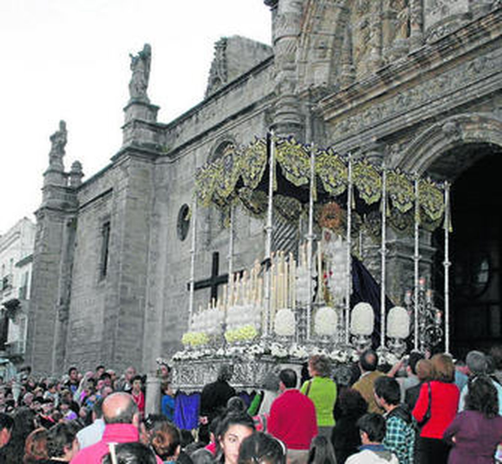 El palio de Nuestra Señora del Desconsuelo, tras hacer estación de penitencia en la Prioral.