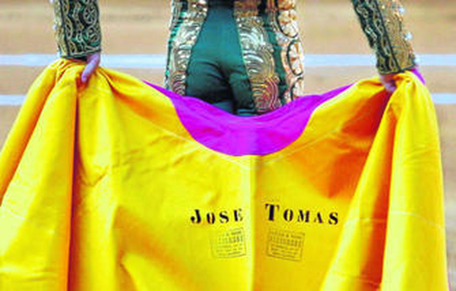El diestro José Tomás sujeta el capote a la espalda en una de sus actuaciones en la plaza de toros de Málaga, donde podría reaparecer en el mes de agosto.