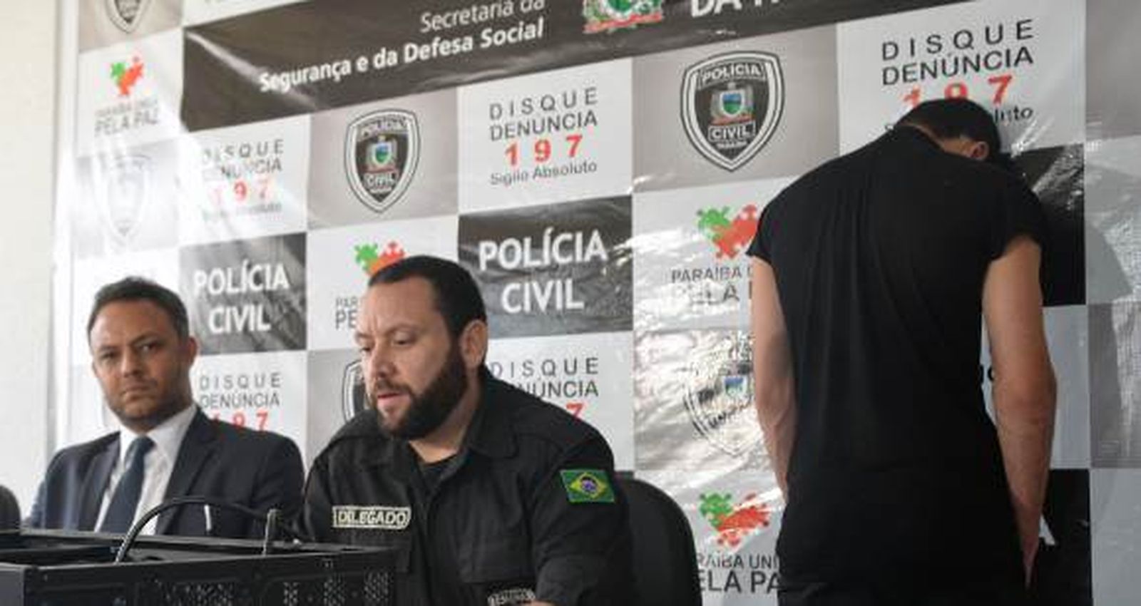La Policía brasileña anuncia el arresto de un joven, contra la pared, como presunto cómplice del asesinato en Pioz.  Foto: EFE