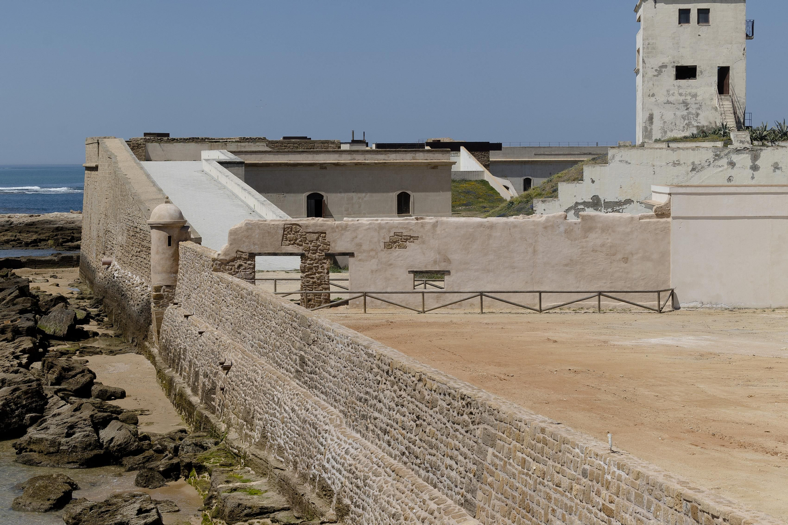 Imágenes de las obras de rehabilitación en el recinto interior del castillo de San Sebastián.