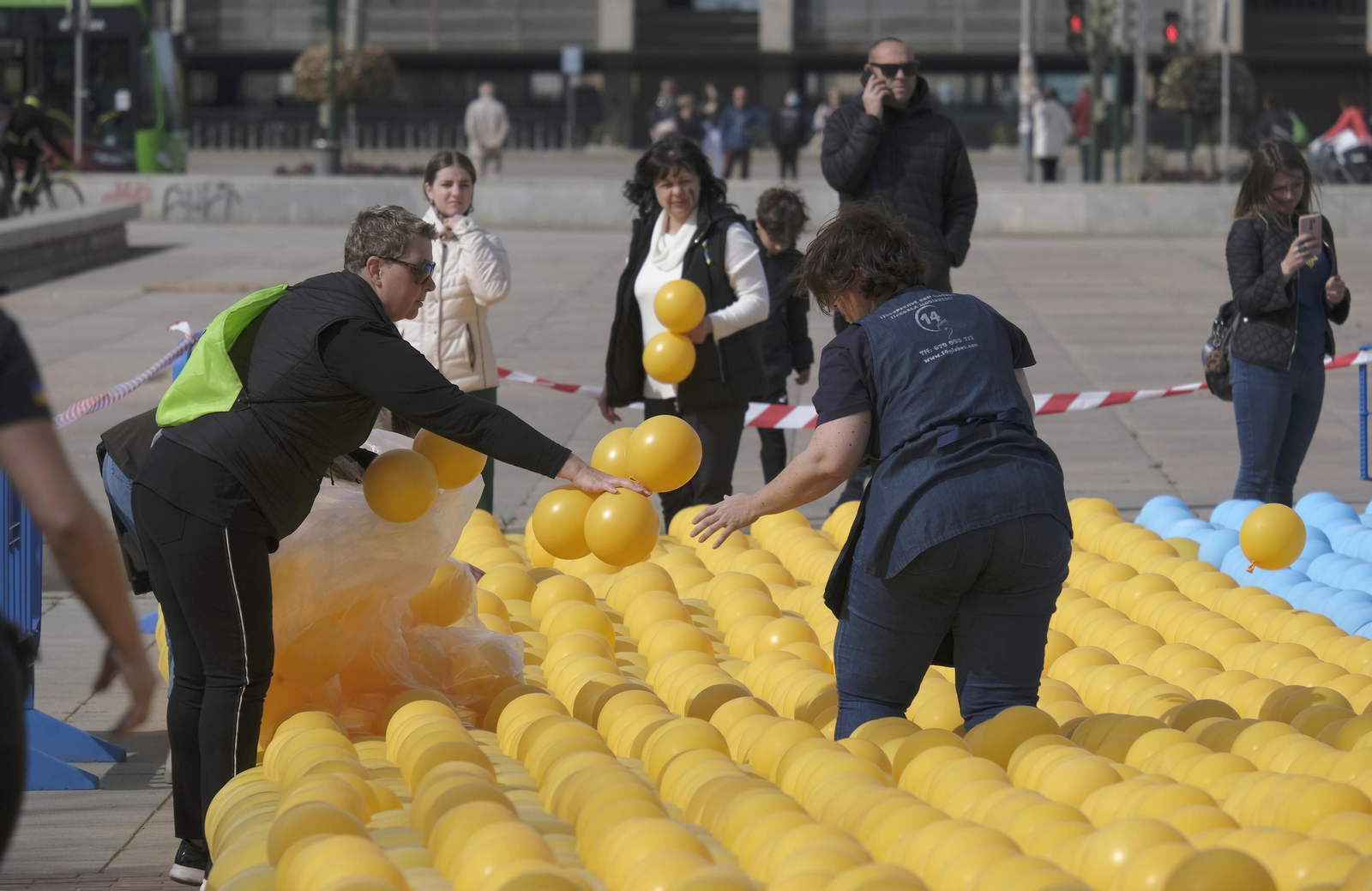 Así ha sido el acto solidario con más de 10.000 globos para formar la bandera de Ucrania en Córdoba