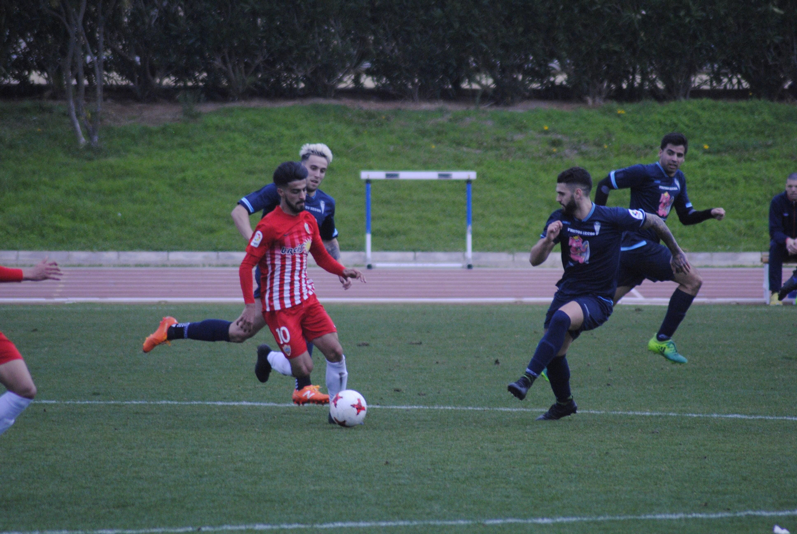 El habilidoso mediapunta zurdo conduce una jugada.