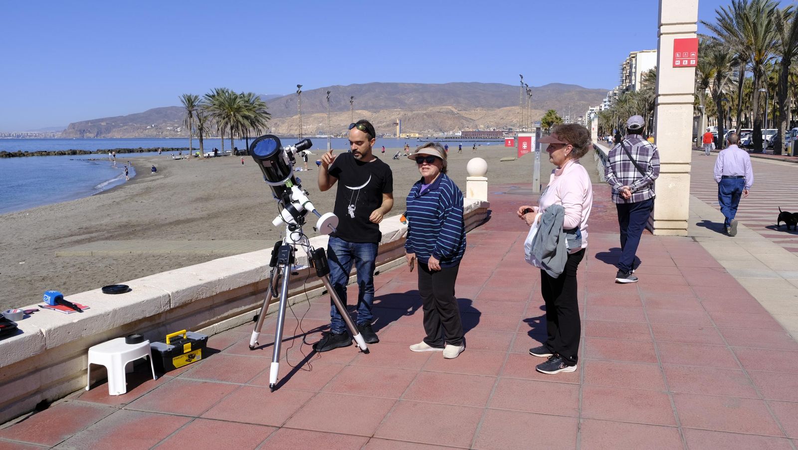 Almería observa el eclipse solar desde el Paseo Marítimo, en imágenes