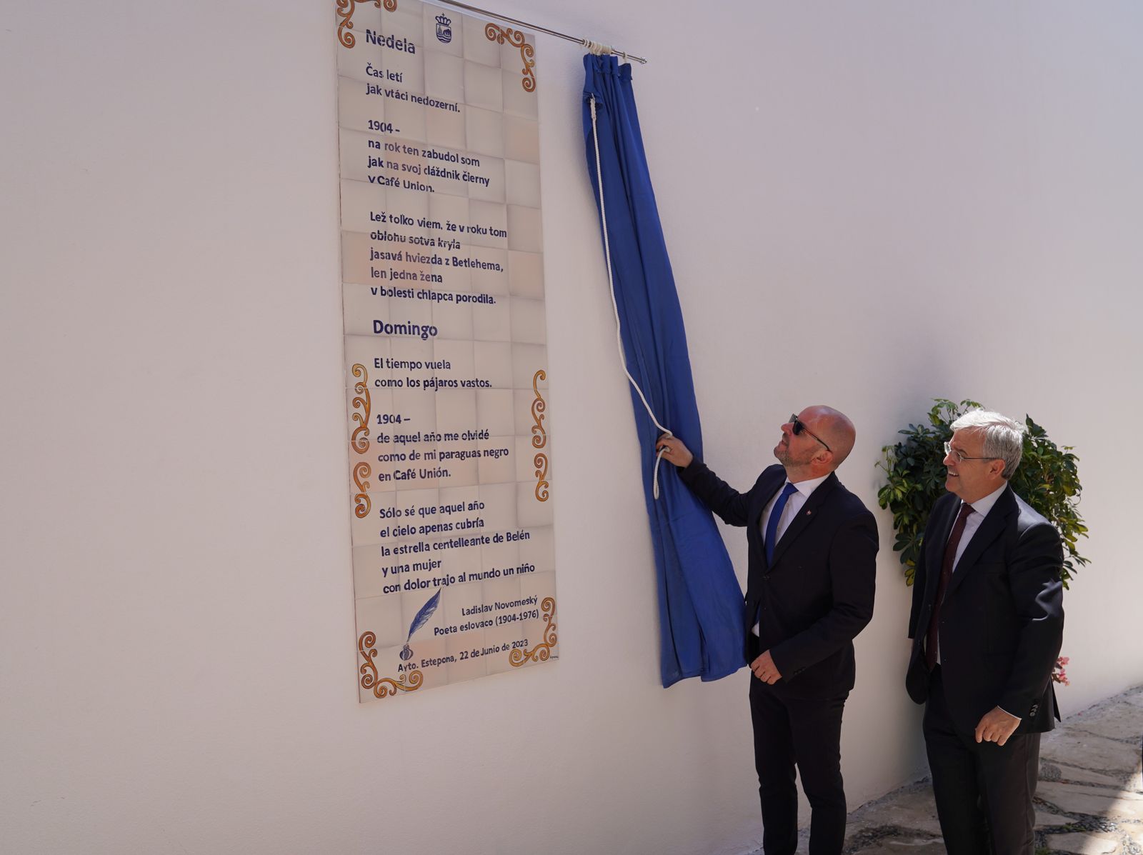 El embajador de Eslovaquia, Juraj Tomaga (I.), y el alcalde de Estepona, José María García Urbano.