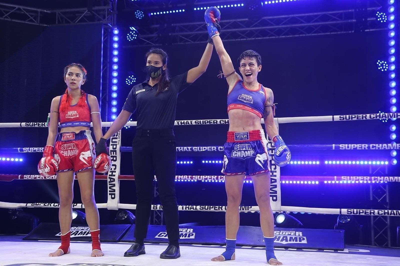 Desirée Rovira (d) levanta el brazo tras ganar el combate.