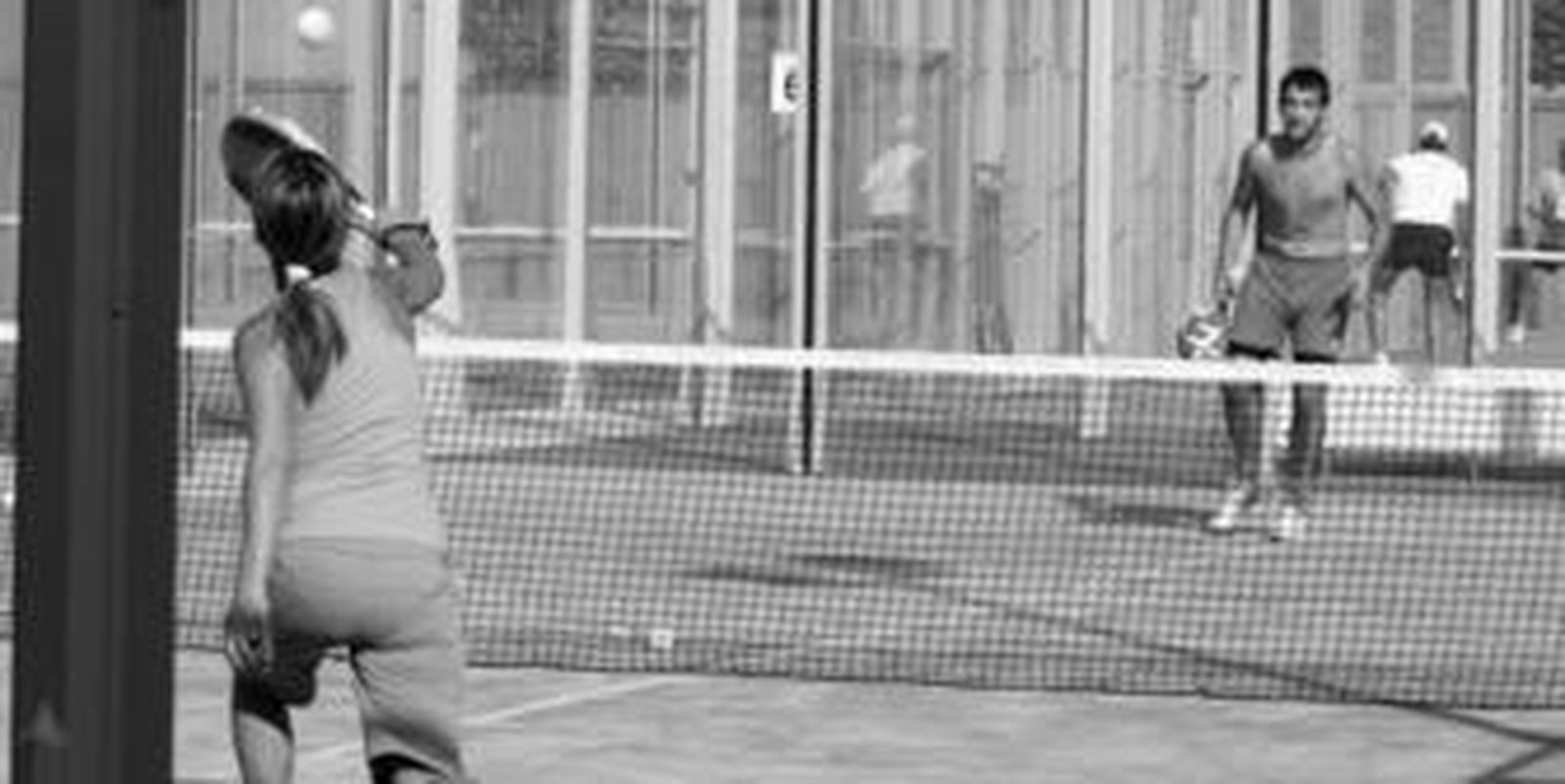 Un momento de encuentro de pádel en las pistas del Club Sierra Nevada.