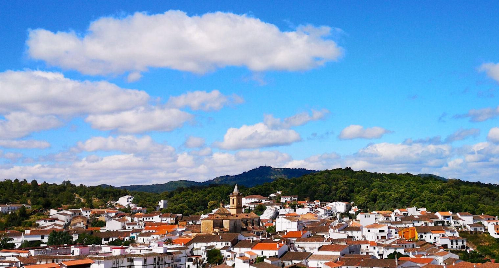 El pueblo de Huelva lleno de magia y gastronomía que es el centro de la Sierra de Aracena