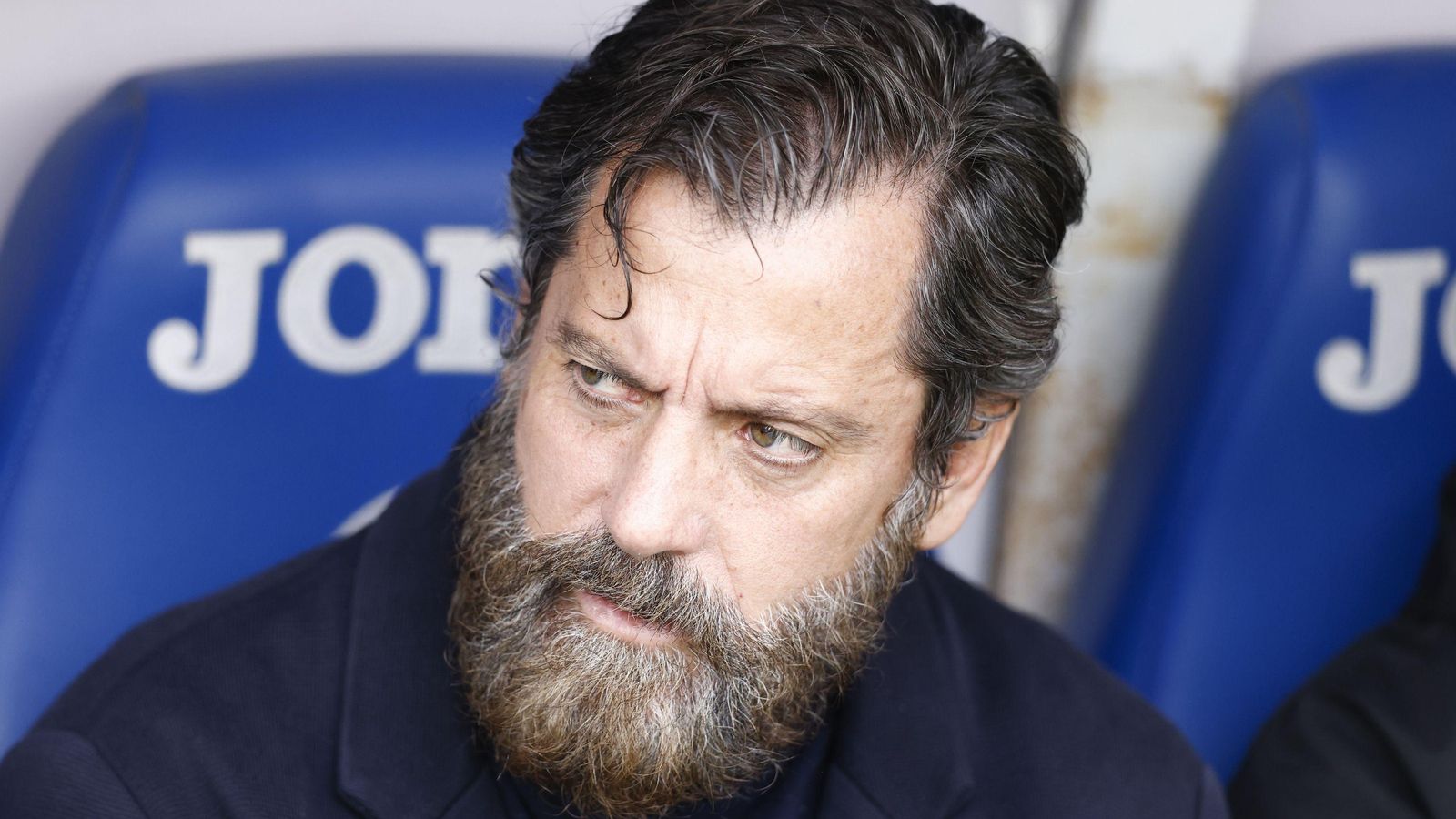 Quique Sánchez Flores, serio en su banquillo en el Coliseum.