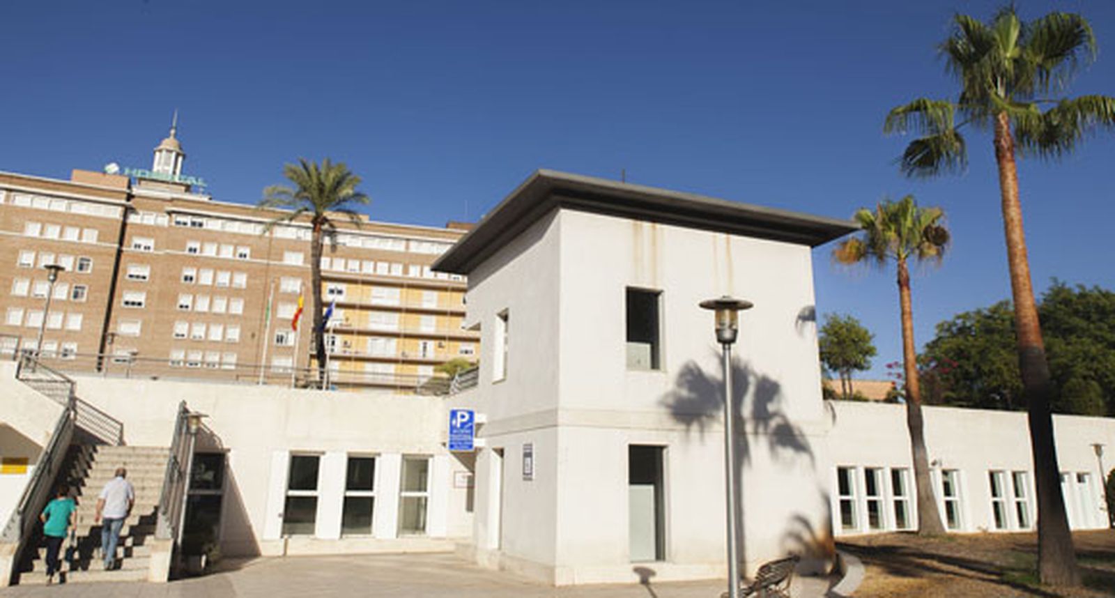 Operado un transexual en el Virgen del Rocío para feminizar su voz