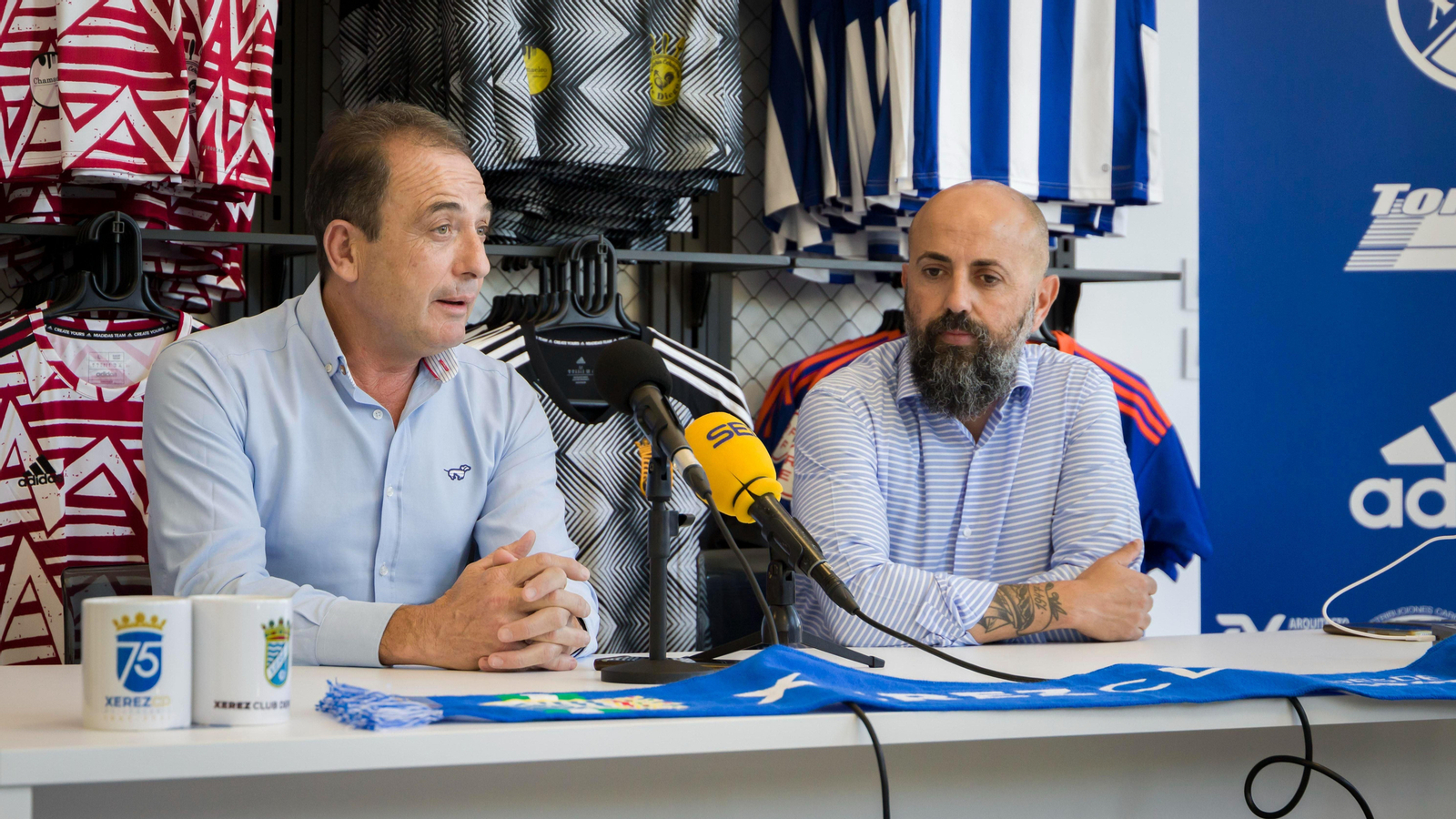 Miguel Ángel Rondán, en una rueda de prensa junto a Juan Luis Gil, presidente azulino Miguel Ángel Rondán, en una rueda de prensa junto a Juan Luis Gil, presidente azulino