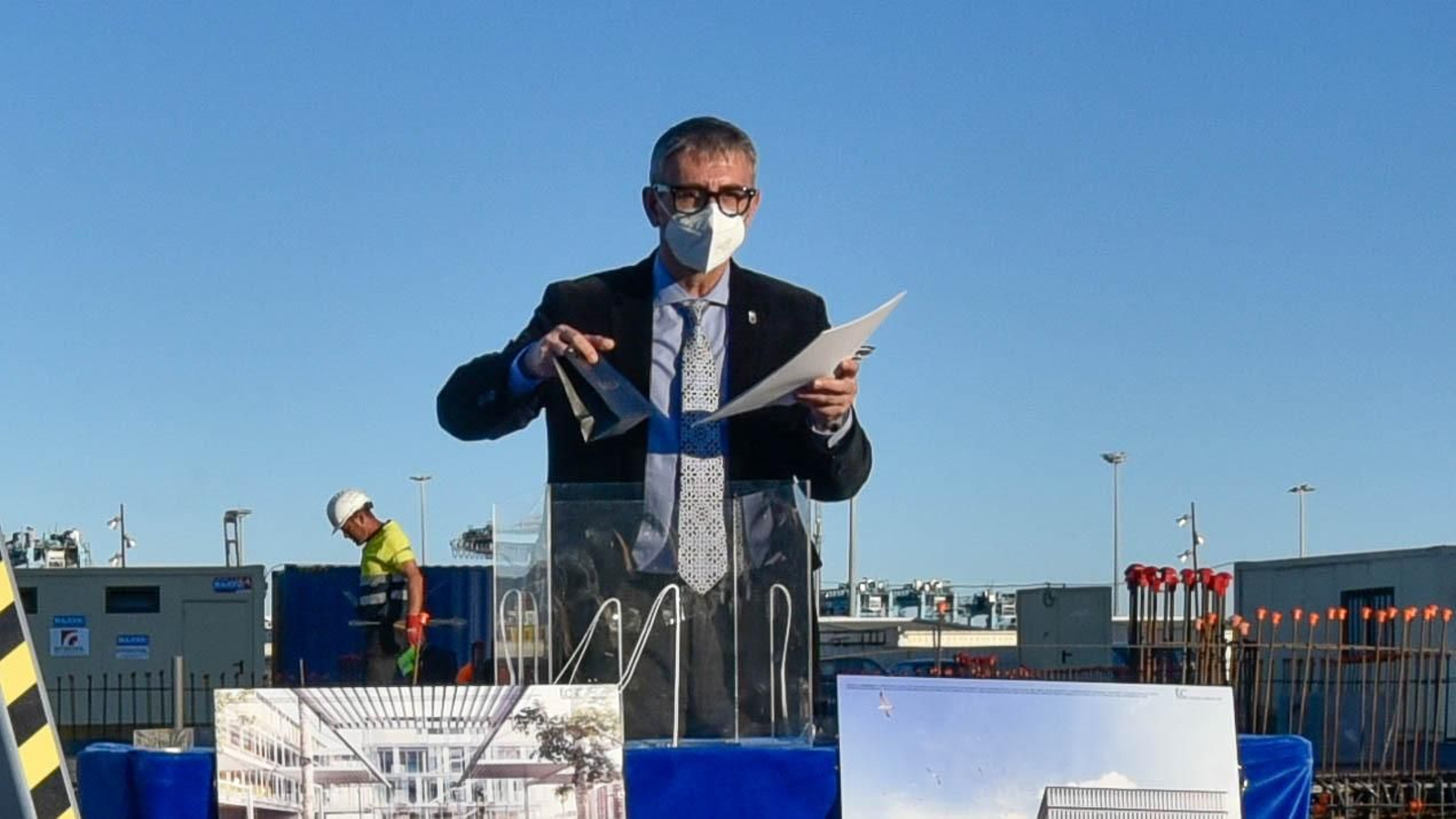 Las fotos del la visita de Juanma Moreno a las obras del Lago maritimo