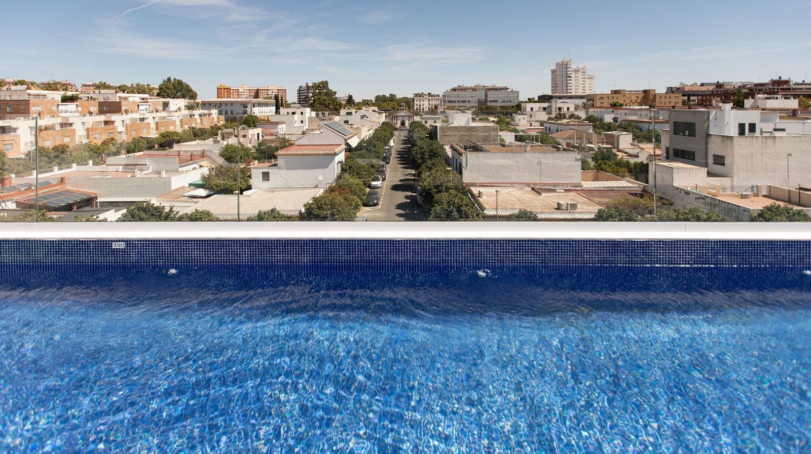 Vistas desde la piscina del ático de la residencia de estudiantes de Los Bermejales.