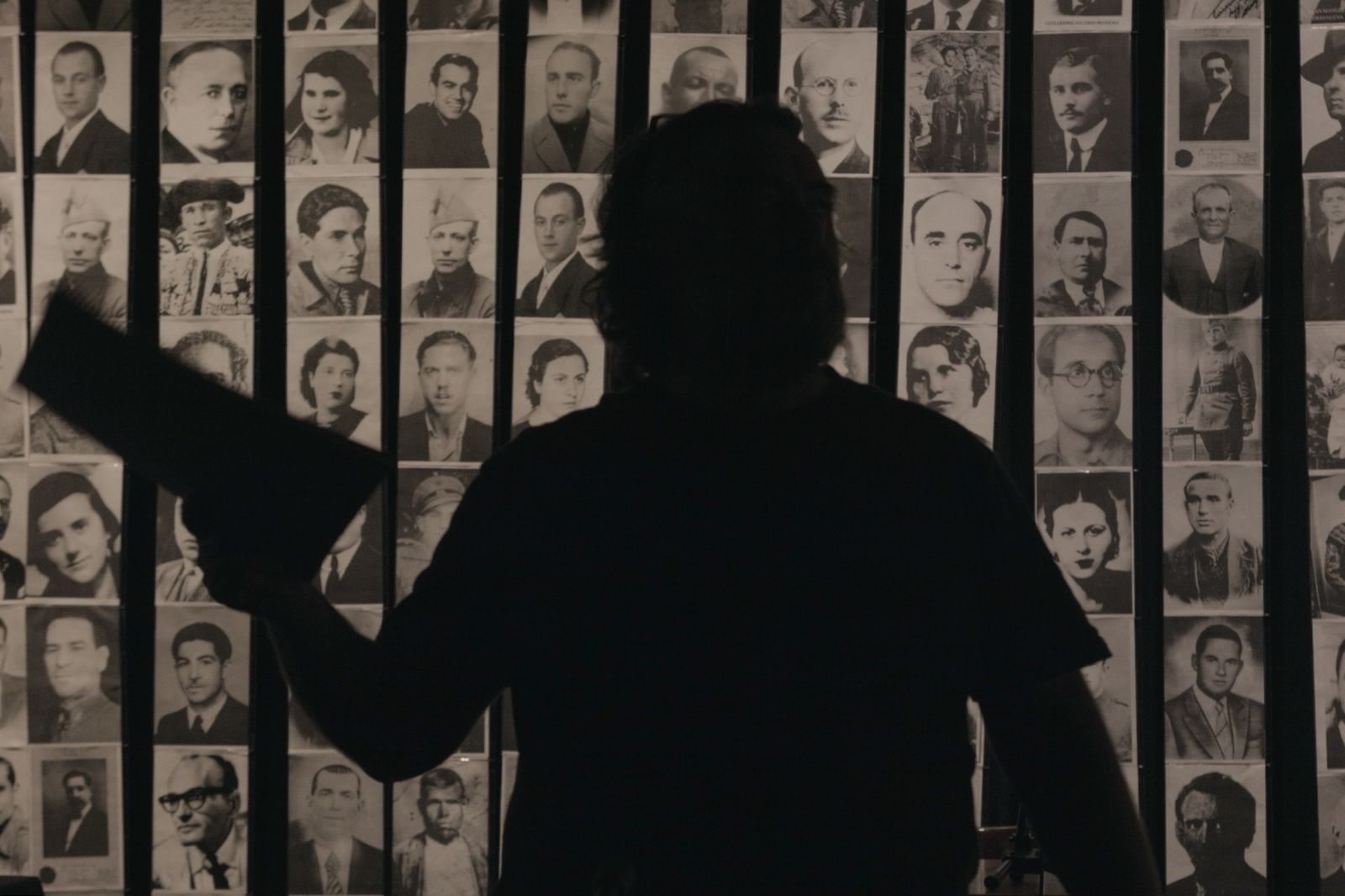 Silueta de Andrés Lima sobre las fotos de los desaparecidos, fondo del juicio de ‘El pan y la sal’.