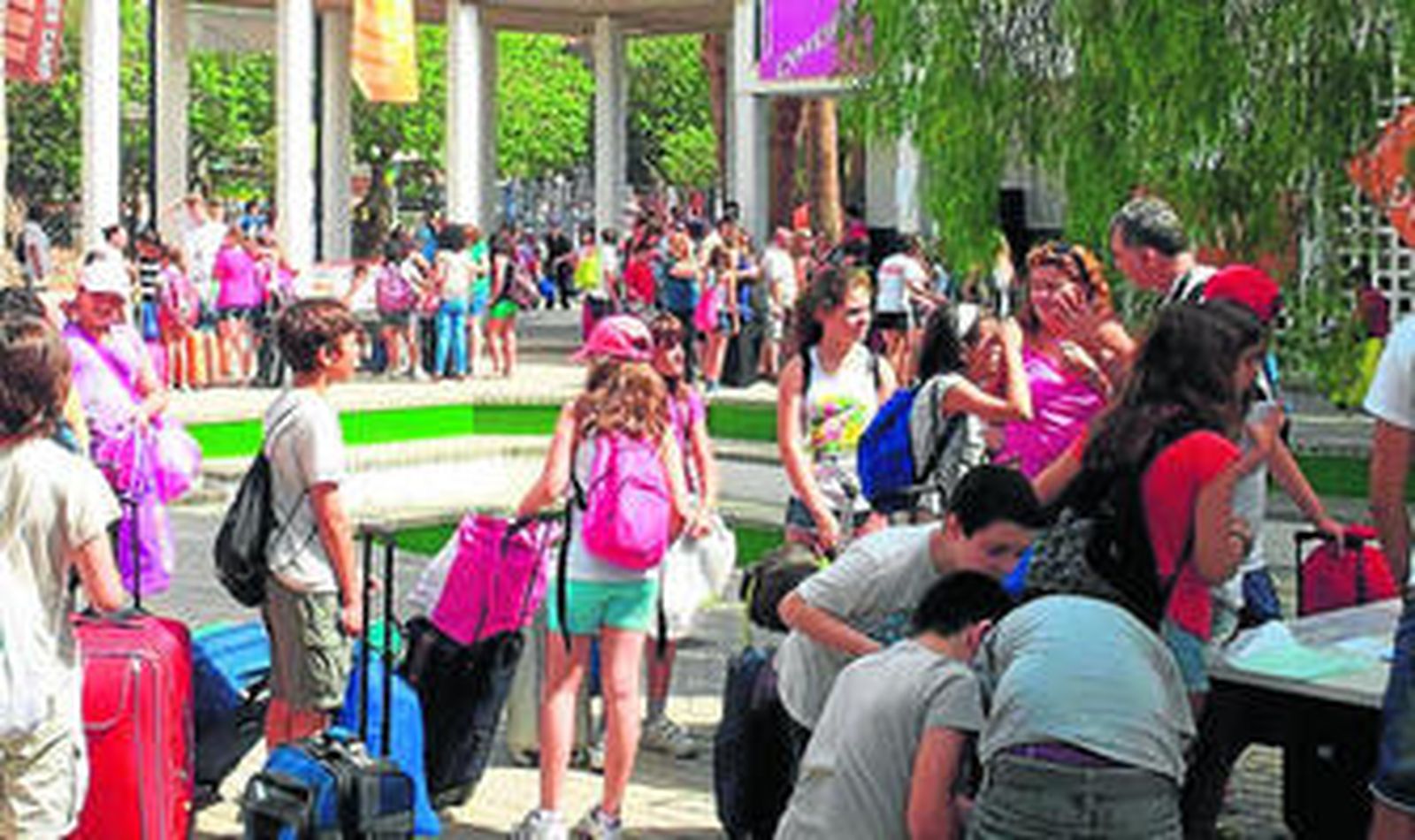 Jóvenes en su llegada a uno de los albergues.