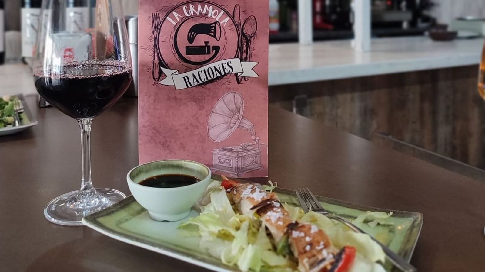 La brocheta de atún, la especialidad de la casa.