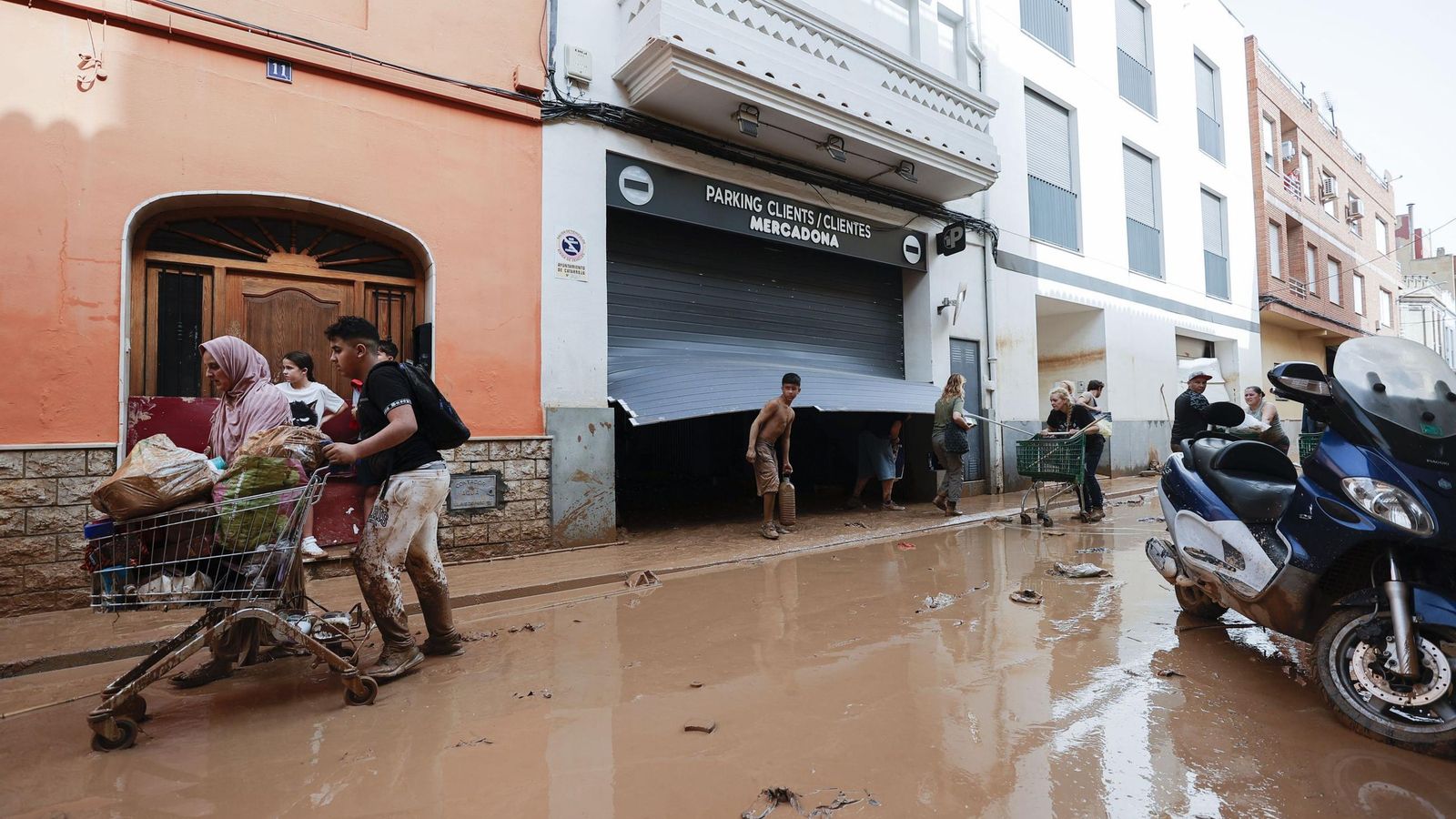 Así han quedado las calles de Valencia: desolación, barro y coches amontonados