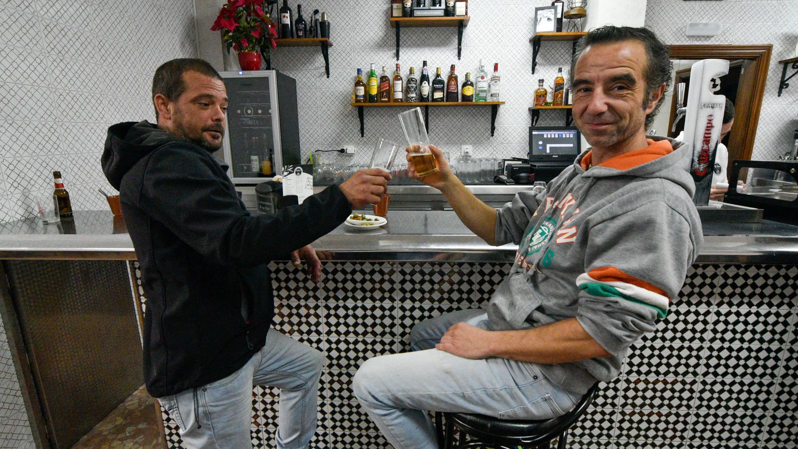 Las fotos del primer dia de reapertura del Bar 'Te dire' en Algeciras