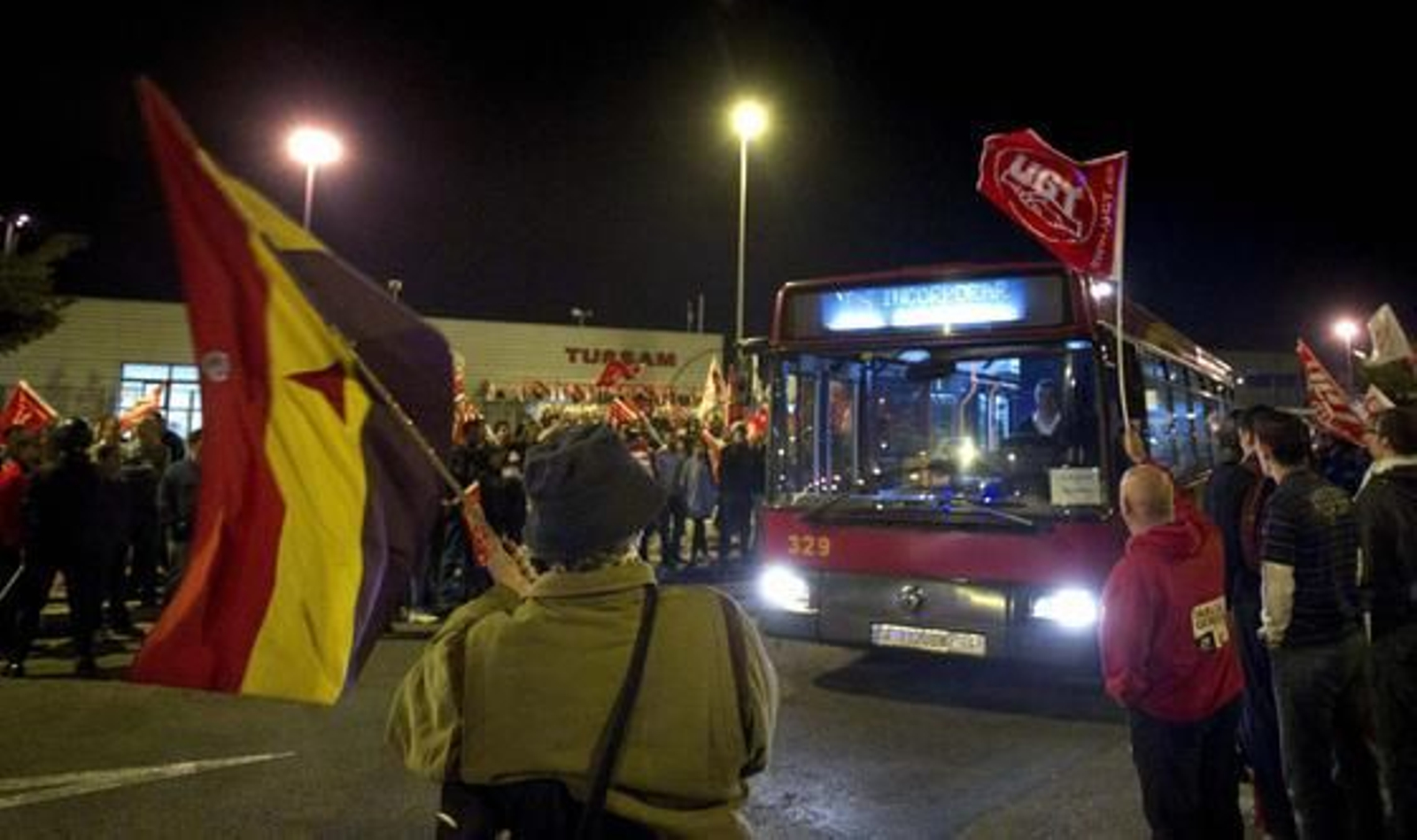 Piquetes informativos de UGT y CCOO gritan a los conductores de autobuses urbanos de Sevilla que salen de las cocheras de Tussam. 

Foto: Jose Manuel Vidal